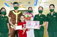 Cán bộ phụ nữ và cán bộ đoàn (Bộ đội Biên phòng tỉnh Điện Biên) trao quà cho các em thiếu nhi. Nguồn: Báo Điện Biên Phủ