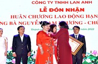 Bà Nguyễn Nam Phương, Chủ tịch HĐTV Công ty TNHH Lan Anh nhận Huân chương Lao động hạng Nhì.