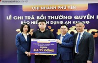 Đại diện gia đình khách hàng nhận số tiền 2,4 tỷ đồng bồi thường chi trả quyền lợi bảo hiểm tại LienVietPostBank Chi nhánh Phú Yên