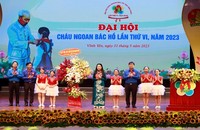 Lãnh đạo Vĩnh Phúc tặng hoa chúc mừng Đại hội (Ảnh: Lê Trang)