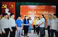 Bí thư Tỉnh ủy Vĩnh Phúc trao đổi với bà con thôn Đông về công tác triển khai xây dựng Làng văn hóa kiểu mẫu (Ảnh: Lê Trang) 