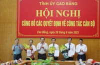 Lãnh đạo tỉnh tặng hoa chúc mừng các cán bộ nhận quyết định bổ nhiệm (Ảnh: Thanh Tùng)