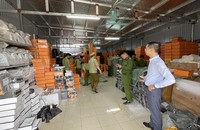 Kho hàng rộng 500m2 nhưng chứa hàng chục nghìn sản phẩm vi phạm.