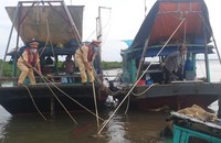 Tổ công tác số 1 (Thủy đội 1) tiếp cận tàu cá của ngư dân Lê Minh Hoàng gặp nạn trên vùng biển giáp ranh Quảng Ninh – Hải Phòng.
