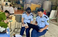 Lực lượng chức năng tỉnh Sơn La làm việc tại cơ sở sản xuất kem.