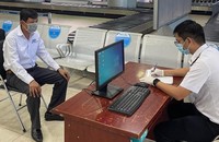 Hành khách khai báo y tế tại Cảng hàng không quốc tế Cam Ranh.