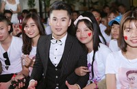 Hàng trăm fan xin chữ ký của giọng ca 'Huyết Chiến'