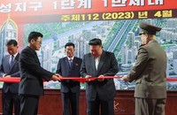 Chủ tịch Triều Tiên Kim Jong-un cắt băng khánh thành dự án xây dựng 10.000 căn hộ ở Bình Nhưỡng hôm 16/4. Ảnh: KCNA.