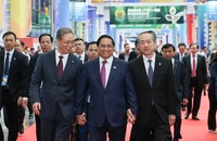 Thủ tướng và các đại biểu bấm nút khai trương khu gian hàng Việt Nam tại CAEXPO - Ảnh: VGP/Nhật Bắc

