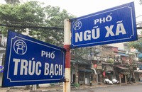 Khung cảnh 'khác lạ' phố Trúc Bạch ngày đầu 'về với đời thường'