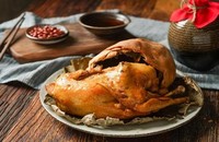 Gà ăn mày - Món ăn độc lạ của người Trung Quốc