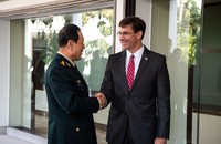 Bộ trưởng Quốc phòng Mỹ Mark Esper (phải) gặp người đồng cấp Trung Quốc vào tháng 11/2019 ở Thái Lan.