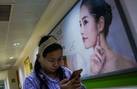 Một cô gái trẻ vừa trải qua ca phẫu thuật thẩm mỹ ở Bắc Kinh.