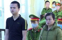 Mẹ con bị cáo Nga tại phiên tòa xét xử.