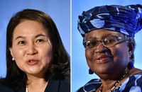 Hai nữ ứng viên Ngozi Okonjo-Iweala (Nigeria, bên phải) và Yoo Myung-hee (Hàn Quốc).