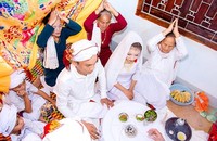 Cô dâu và chú rể người Chăm trong ngày cưới.