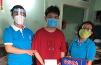 Bà Nguyễn Thị Sáu (trái) tặng quà cho người dân khó khăn.