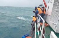 Tàu Cảnh sát biển CSB 4032 tiếp cận và cứu ngư dân gặp nạn