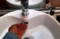Nước chảy "nhỏ giọt "trong mùa nắng nóng khiến người dân bức xúc.