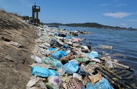 Cửa lấy nước từ đầm nước mặn vào khu vực nuôi trồng thuỷ sản bị rác bao quanh.