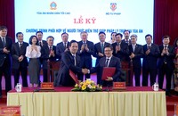 Thứ trưởng Mai Lương Khôi và Phó Chánh án Nguyễn Văn Tiến, đại diện 2 cơ quan ký kết Chương trình phối hợp về người thực hiện TGPL trực tại Toà án.