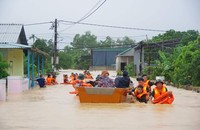 Di dời người dân tại các khu vực ngập lụt đến nơi an toàn