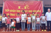 Đồng chí Nguyễn Kim Tinh, Phó Bí thư thường trực Đảng ủy Bộ Tư pháp tặng học bổng cho học sinh có hoàn cảnh khó khăn nhân dịp Tết thiếu nhi 1/6