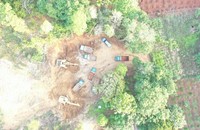 Khu vực khai thác đất được nhà báo Tuấn Nguyễn ghi lại.
