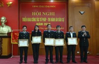 Tổng cục trưởng Mai Lương Khôi trao thưởng cho các đơn vị, cá nhân có thành tích