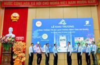 Lãnh đạo tỉnh và các sở, ban, ngành thực hiện nhấn nút khai trương Cổng thông tin du lịch thông minh tỉnh An Giang. (Ảnh: PV)