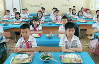 Bữa ăn buôn bán trú của một ngôi trường học tập bên trên địa phận quận Kiến An, Hải Phòng