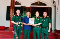 Ông Hoàng Mạnh Quân và cán bộ, nhân viên Bảo tàng Lực lượng vũ trang Việt Bắc Quân khu 1 trong buổi hiến tặng hiện vật.