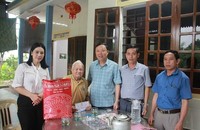 Ông Văn Đình Minh Cục trưởng Cục thi hành án dân sự tỉnh Hà Tĩnh và bà Bùi Thị Kiều Nhi, Chủ tịch UB MTTQ huyện Can Lộc đã đến thăm hỏi, tặng quà cho chiến sĩ Điện Biên đang sinh sống tại xã Khánh Vĩnh Yên, huyện Can Lộc, Hà Tĩnh. Ảnh: PV