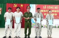 Thượng tá Nguyễn Thanh Bình - Phó Giám thị Trại tạm giam Công an tỉnh trao Quyết định tha tù trước thời hạn có điều kiện cho các phạm nhân.