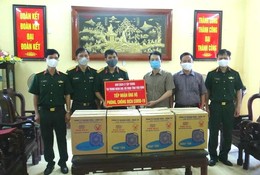 Đại diện UBMT Tổ quốc tỉnh Thái Bình trao tặng quạt cá nhân cho Trung đoàn 568.