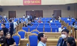 Hội trường tổ chức buổi đấu giá 52 lô đất tại huyện Tam Nông ngày 22/10. Ảnh: baophutho.vn