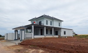 Một trong nhiều công trình nhà ở kiên cố xây dựng trên đất nông nghiệp tại xã Lý Trạch, huyện Bố Trạch.