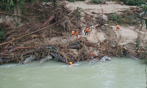 Một đoạn có nước chảy siết trên sông Leng.