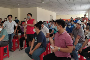 Hàng trăm cư dân bức xúc đã tham gia đối thoại với chủ đầu tư nhưng chưa có sự ngã ngũ