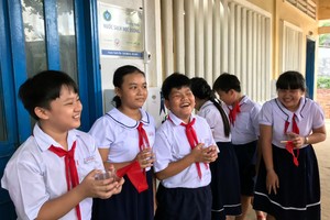 “Nước sạch học đường” mang niềm vui lớn đến khoảng 20.000 học sinh và giáo viên tại huyện Thạnh Phú, tỉnh Bến Tre