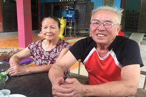 Vợ chồng ông Phạm Gia Khương (trú thôn Trường Long) đã nhận 15 triệu đồng tiền hỗ trợ còn lại