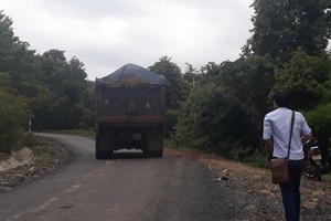 Xe chở cát “vượt thùng” là một trong những nguyên nhân chính phá nát con đường