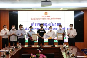 Đại diện dự án Dự án cộng đồng Thế hệ S trao tặng 20 tỷ đồng cho Quỹ vắc-xin phòng chống COVID-19.