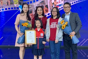 Quỳnh Thư chụp ảnh kỷ niệm cùng gia đình và cô giáo chủ nhiệm.