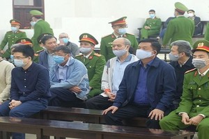 Các bị cáo tại phiên tòa sơ thẩm.