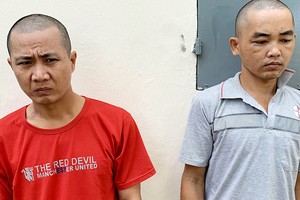 Đối tượng Võ Văn Khởi (áo đỏ) và Dương Điền Trung.