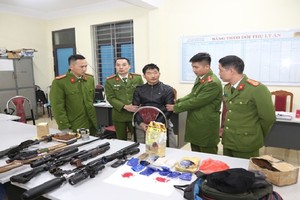 Đối tượng Giàng A Lề cùng tang vật của vụ án tại cơ quan công an.
