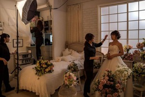 Một cô gái Nhật Bản đang chuẩn bị chụp bộ ảnh cưới đơn thân. (Ảnh minh họa).