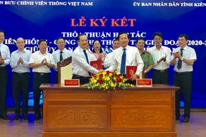 Ông Đỗ Thanh Bình - Phó Chủ tịch UBND tỉnh Kiên Giang và ông Phạm Đức Long - Tổng Giám đốc Tập đoàn VNPT ký kết Thỏa thuận hợp tác.