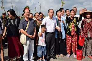 Người dân Thượng Thành vui mừng khi cùng ông Phan Ngọc Thọ - Chủ tịch UBND tỉnh Thừa Thiên - Huế đi xem nơi ở mới.